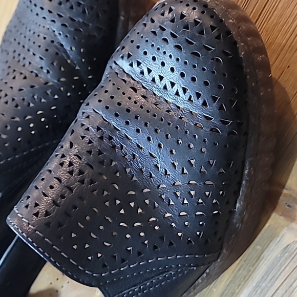 Comfy Clarks black moccasins - Picture 4 of 16